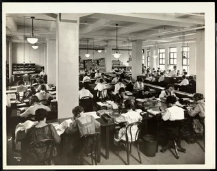 Innenansicht von Frauen, die in der Bestellabteilung der International Magazine Co. arbeiten, 119 West 40th Street, New York